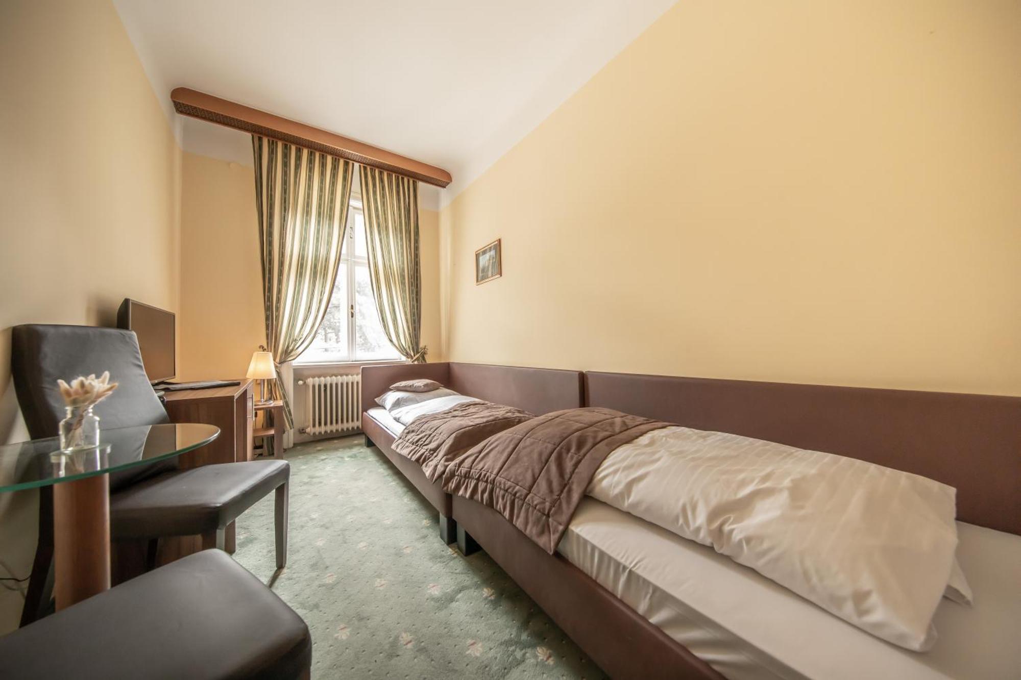 Hotel Bergwirt Schoenbrunn Vienna Luaran gambar