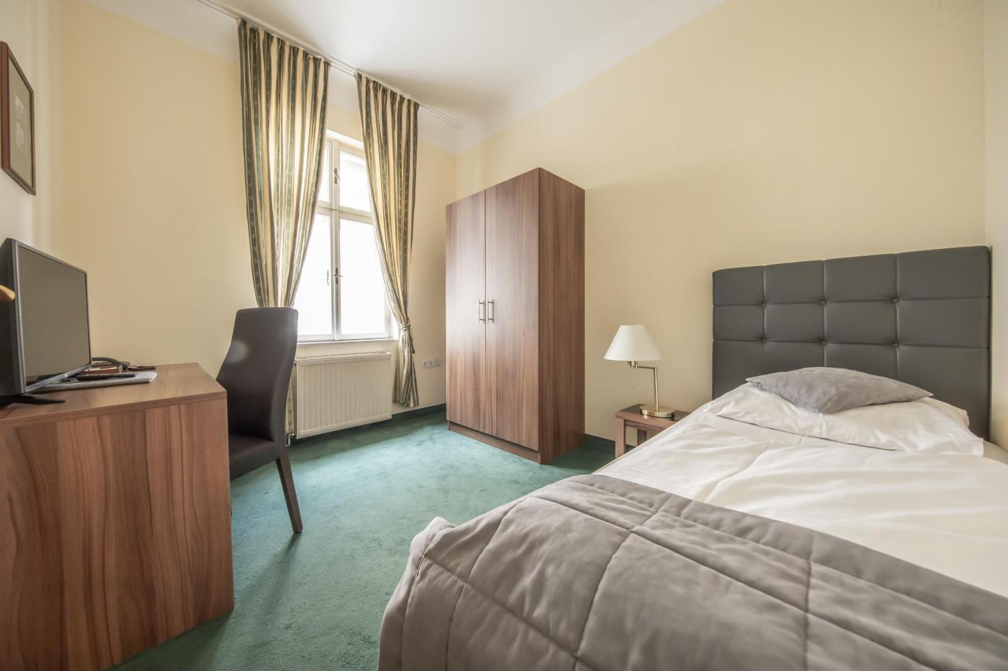 Hotel Bergwirt Schoenbrunn Vienna Luaran gambar